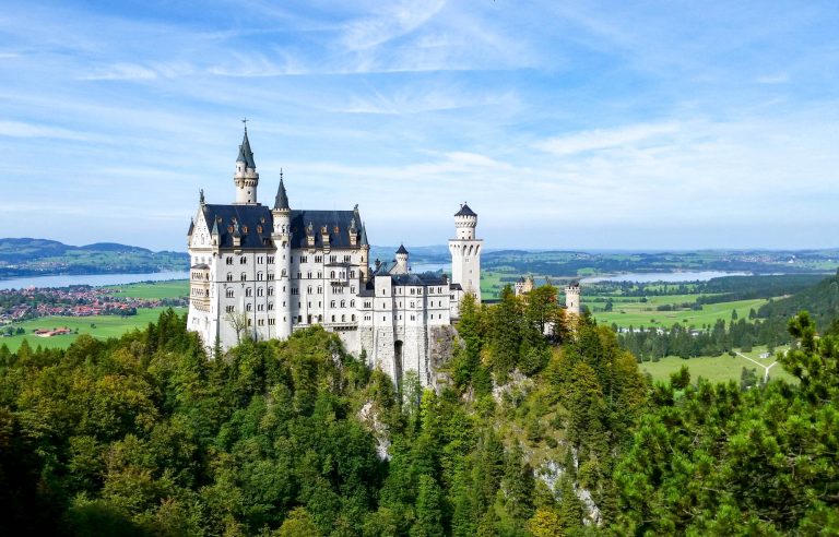 10 Crucial Tips to Visit Neuschwanstein Castle Skillfully and Worry-Free | Tips for visiting Neuschwanstein Castle in Bavaria, Germany | Neuschwanstein Castle tour tickets #hohenschwangau #neuschwanstein #castle #bavaria #germany #mywanderlustylife