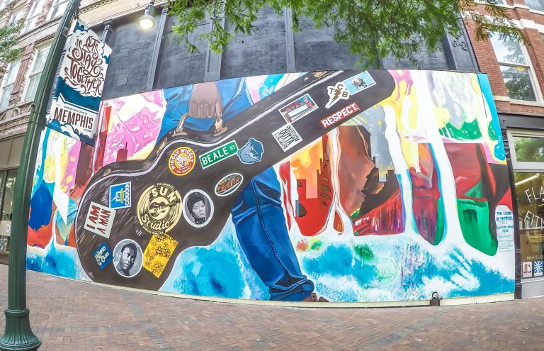 200 Things to Do in Memphis, Tennessee // a Local's Guide for First-Time Visitors // Where to eat in Memphis // Where to go in Memphis // What to do in Memphis // Elvis Presley and Graceland, blues and rock 'n' roll. BBQ and ribs and live music and more.