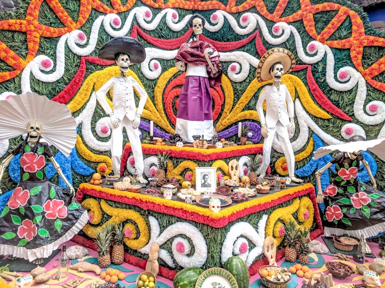 Do This, Not That // Celebrating Day of the Dead in Mexico for First-Timers | Día de los Muertos, what to wear for day of the dead, where to experience day of the dead in mexico, cultural significance, traditions, dos and don'ts, tips