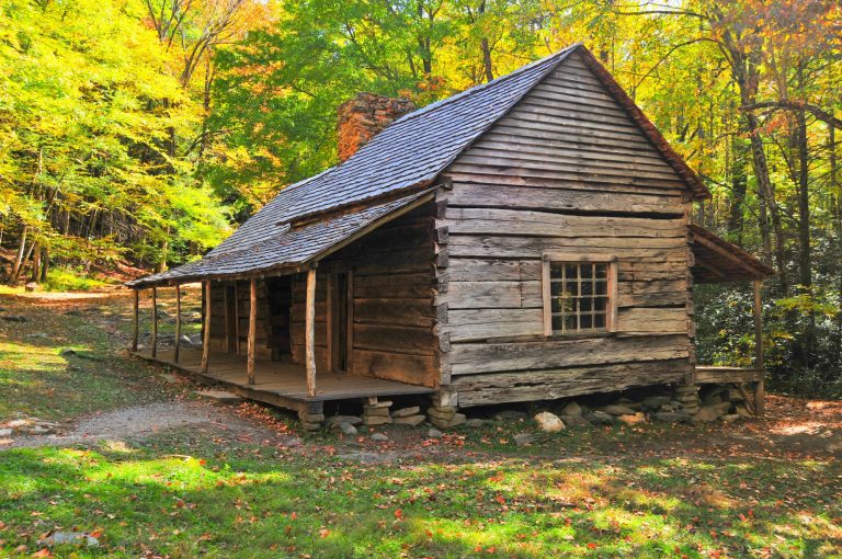 What to do in Gatlinburg and Pigeon Forge, Tennessee | Where to stay in the Smoky Mountains | Hiking, sightseeing, ole smoky moonshine distillery, appalachian trail, dollywood, and more! #gatlinburg #pigeonforge #dollywood #smokymountains #moonshine #dollyparton #mywanderlustylife