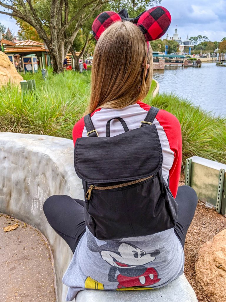 back view of a girl with an anti-theft purse on at disney world